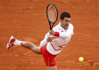 Djokovic supera a Federer en triunfos y ya está en octavos