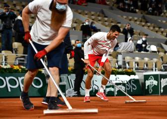 Djokovic ayuda a secar la pista en su partido contra Galán