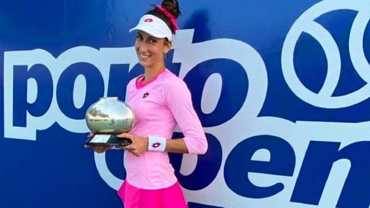 Georgina García Pérez posa con el título de campeona del Torneo ITF de Oporto.