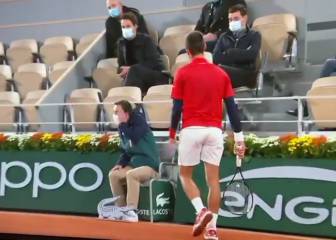 La secuencia del nuevo pelotazo de Djokovic a un juez de línea