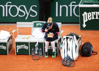 Laura Siegemund aprovecha una pausa para comer