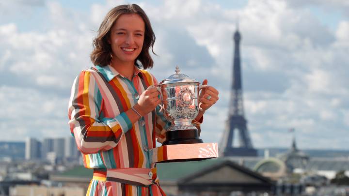 Iga Swiatek posa con el Trofeo Suzanne Lenglen como campeona de Roland Garros 2020 con la Torre Eiffel de fondo.