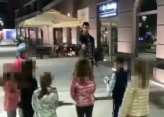 El lindo gesto de Djokovic con unos niños mientras paseaba un perro