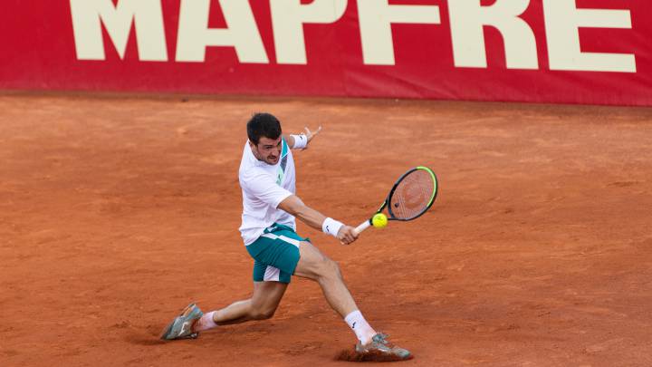 El tenista español Pedro Martínez devuelve una bola durante un partido de la Liga MAPFRE de la RFET.
