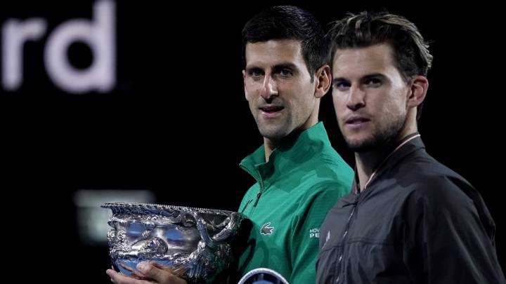 Novak Djokovic y Dominic Thiem posan en la entrega de trofeos tras la final del Open de Australia 2020.