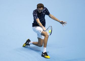 Medvedev alcanza las semis ante un Djokovic irreconocible