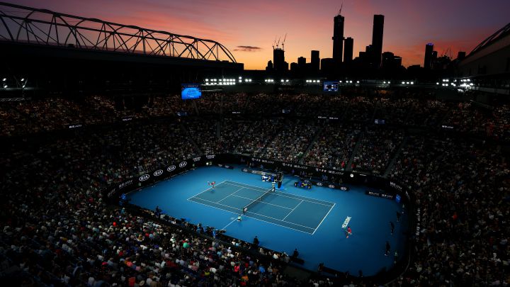 Imagen de la pista del Rod Laver Arena con la ciudad de Melbourne al fondo durante el partido entre Nick Kyrgios y Rafa Nadal en el Open de Australia 2020.