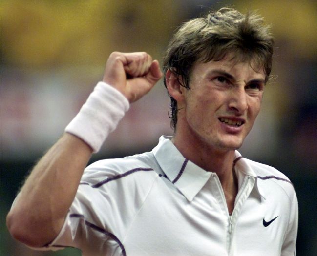 Juan Carlos Ferrero, en su partido contra Patrick Rafter en la final de la Davis 2000.
