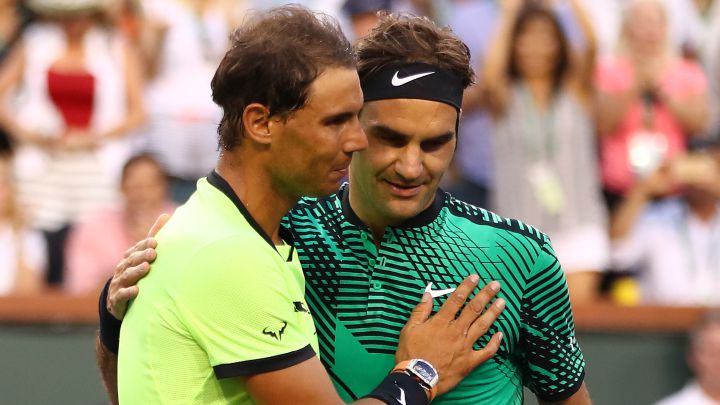 Roger Federer y Rafa Nadal se saludan tras su partido en el BNP Paribas Open de Indian Wells en 2017.