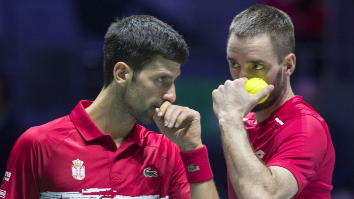 Novak Djokovic y Viktor Troicki hablan durante un partido de dobles en las Finales de la Copa Davis 2019 en Madrid.