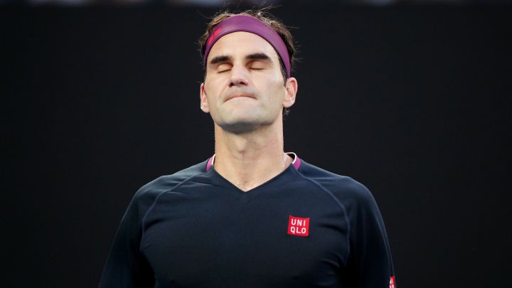 Roger Federer se lamenta durante su partido ante Novak Djokovic en las semifinales del Open de Australia 2020.