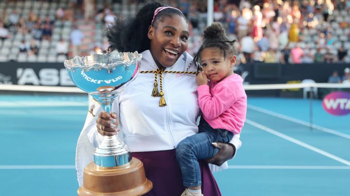 Serena Williams posa con su hija Alexis Olympia con el trofeo de campeona del Auckland Classic 2020 tras derrotar en la final a Jessica Pegula.