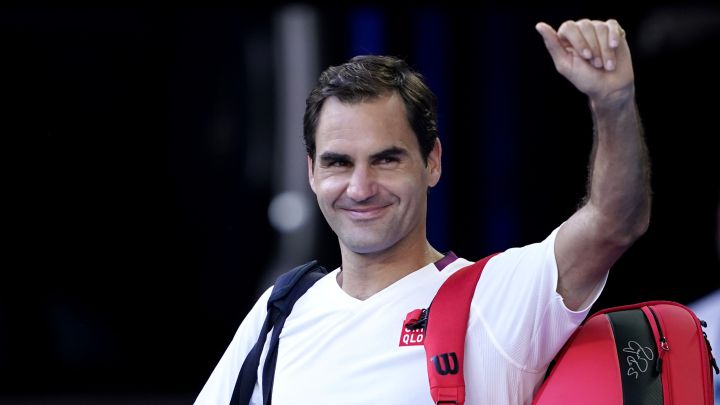 Roger Federer saluda tras su victoria ante Tennys Sandgren en el Open de Australia 2020.