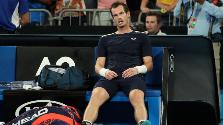 Andy Murray se lamenta en el banquillo tras su derrota ante Roberto Bautista en primera ronda del Open de Australia 2019.