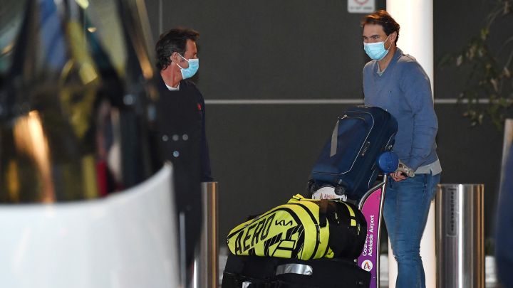 Rafa Nadal, a su llegada al Aeropuerto de Adelaida, donde cumplirá la cuarentena antes del Open de Australia.