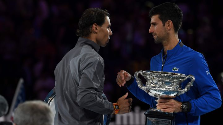 Novak Djokovic saluda a Rafa Nadal durante la entrega de trofeos tras la final del Open de Australia 2019.