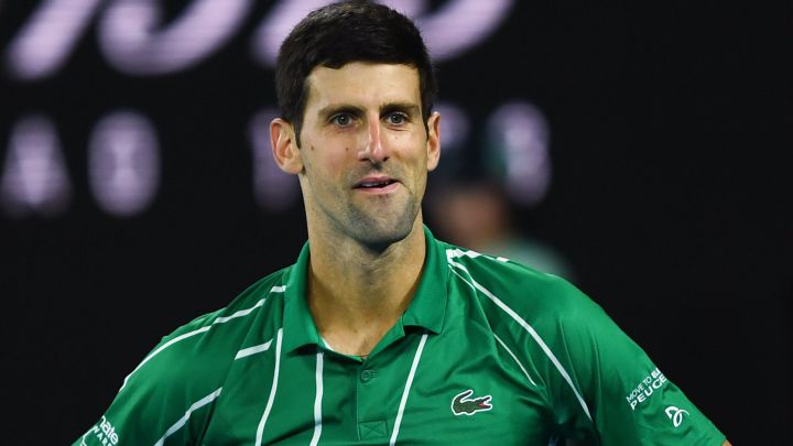 Novak Djokovic se lamenta tras un punto durante su partido ante Dominic Thiem en la final del Open de Australia 2020.