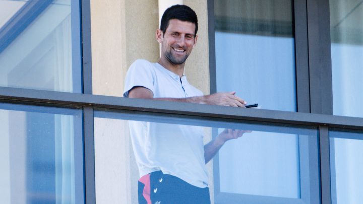 Novak Djokovic, en el balcón de su habitación del hotel en el que pasa la cuarentena previa al Open de Australia en Adelaida.