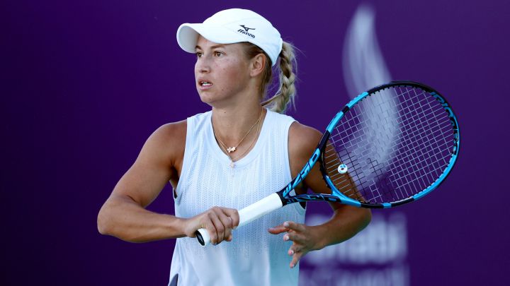 Yulia Putintseva devuelve una bola durante su partido ante Sofia Kenin en el Abu Dhabi WTA Women's Tennis Open en la Zayed Sports City de Abu Dhabi, Emiratos Árabes Unidos.