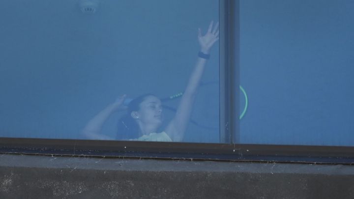 Una tenista entrena en su habitación durante la cuarentena del Open de Australia en un hotel en Melbourne.