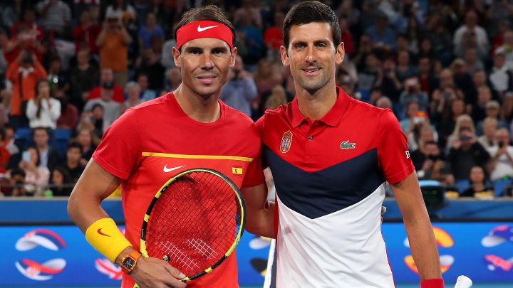 Novak Djokovic y Rafa Nadal posan antes de su partido en la final de la ATP Cup 2020 en Sidney.