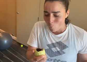 Una tenista se come literalmente una pelota durante su entrenamiento en Australia