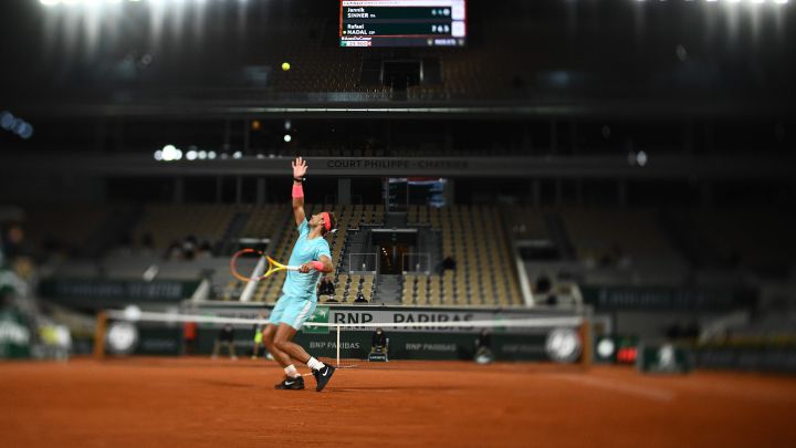 Rafa Nadal saca durante su partido de cuartos de final ante Jannik Sinner en Roland Garros 2020.