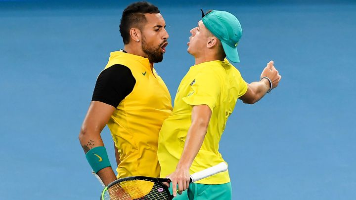 Nick Kyrgios y Alex de Minaur celebran un punto durante su partido de dobles ante Jamie Murray y Joe Salisbury en la ATP Cup de 2020.