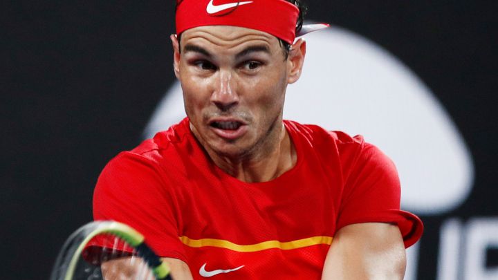 Rafa Nadal devuelve una bola durante su partido ante Novak Djokovic en la final de la ATP Cup 2020 entre España y Serbia.