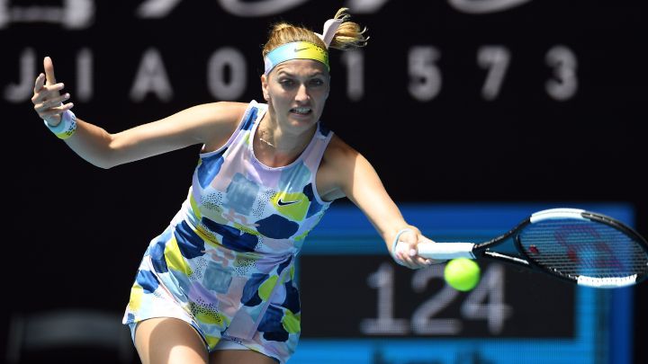Petra Kvitova devuelve una bola durante su partido ante Ashleigh Barty en el Open de Australia 2020.