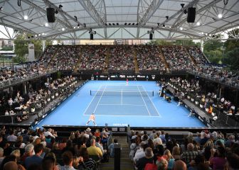 Nadal saca el martillo pilón en una pista abarrotada