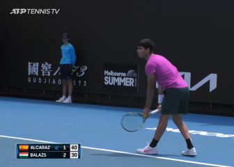 Alcaraz pasa a segunda ronda por retirada de Balazs