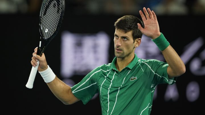 Novak Djokovic se lamenta durante su partido ante Dominic Thiem en la final del Open de Australia 2020.