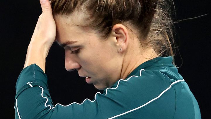 Simona Halep se lamenta durante su partido ante Ekaterina Alexandrova en el Gippsland Trophy de Melbourne.