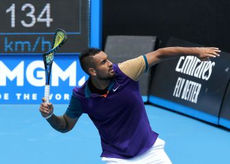 Kyrgios la vuelve a liar: destroza una raqueta y la tira a la grada