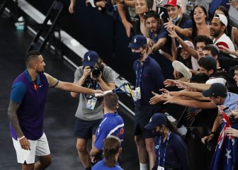 Kyrgios regala su raqueta... o lo que queda de ella