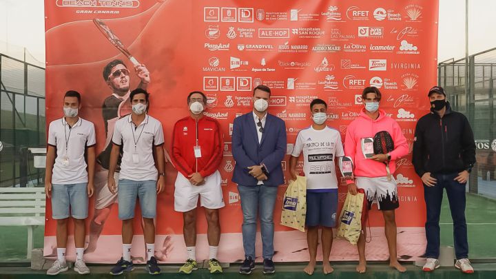 Imagen de la entrega de premios masculina del ITF BT50 Open Nox Beach Tennis con victoria para Saulo Tejada y Víctor López.