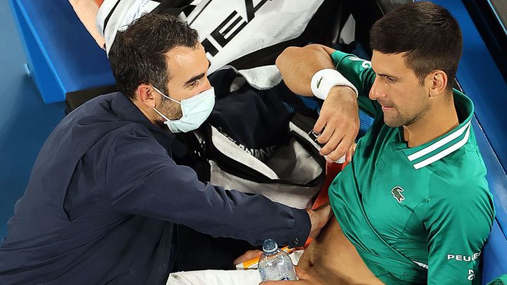 Novak Djokovic es atendido de unas molestias en el abdomen durante su partido de tercera ronda del Open de Australia ante Taylor Fritz.
