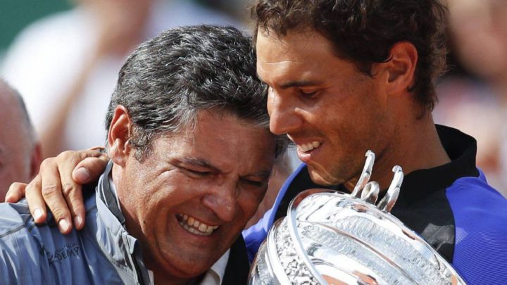 Toni Nadal abraza a su sobrino Rafa Nadal tras la conquista de Roland Garros.