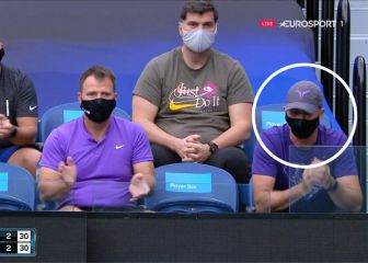 Cahill, entrenador de Halep, la motiva con una gorra de Nadal