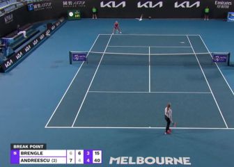 ¡Surrealista! Atentos a lo que le sucede a esta tenista cuando va a sacar y su reacción