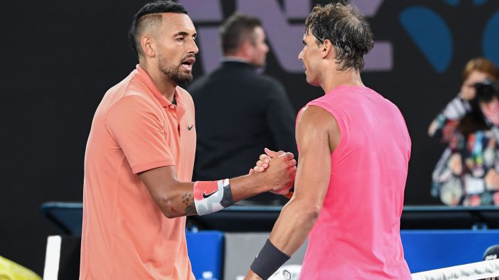 Nick Kyrgios y Rafa Nadal se saludan tras su partido de octavos de final del Open de Australia 2020.
