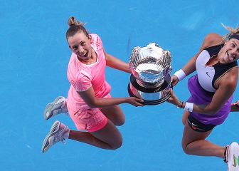 Mertens y Sabalenka celebran su triunfo en Australia