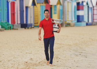 Novak Djokovic posa con su noveno Open de Australia