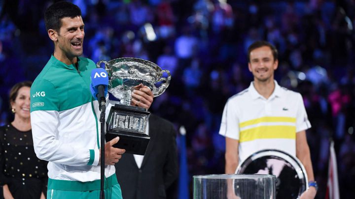 Novak Djokovic habla mientras sostiene el trofeo Norman Brookes Challenge Cup ante Daniil Medvedev tras la final del Open de Australia 2021 en Melbourne.