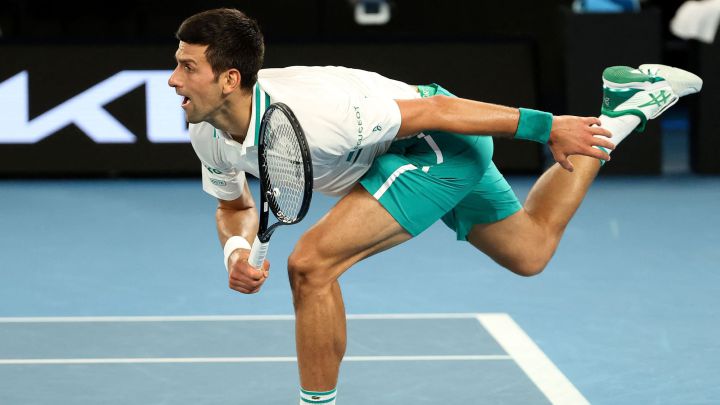 Novak Djokovic saca durante su partido ante Daniil Medvedev en la final del Open de Australia.