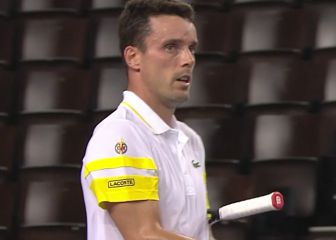 Bautista tritura a Barrere