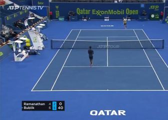 No le gustó mucho: el saque bajo de Bublik en pleno punto de partido que enojó al rival