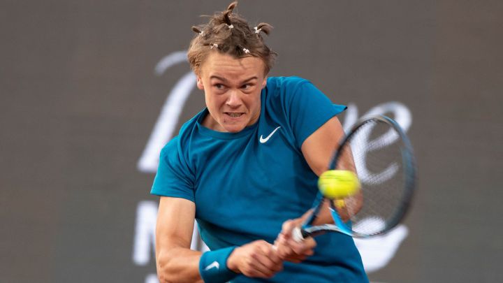 El tenista danés Holger Vitus Nødskov Rune devuelve una bola durante su partido ante Benoît Paire en la segunda ronda del ATP 250 Chile Open celebrado en Santiago.