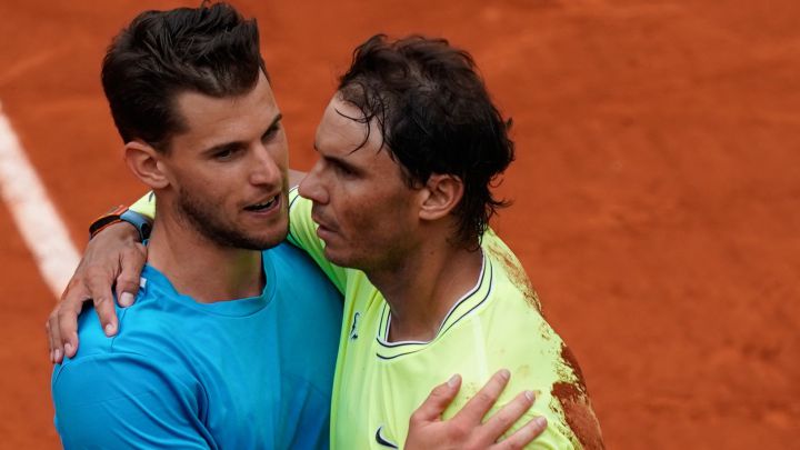 Rafa Nadal y Dominic Thiem se saludan tras la final de Roland Garros 2019, con victoria del tenista español.
